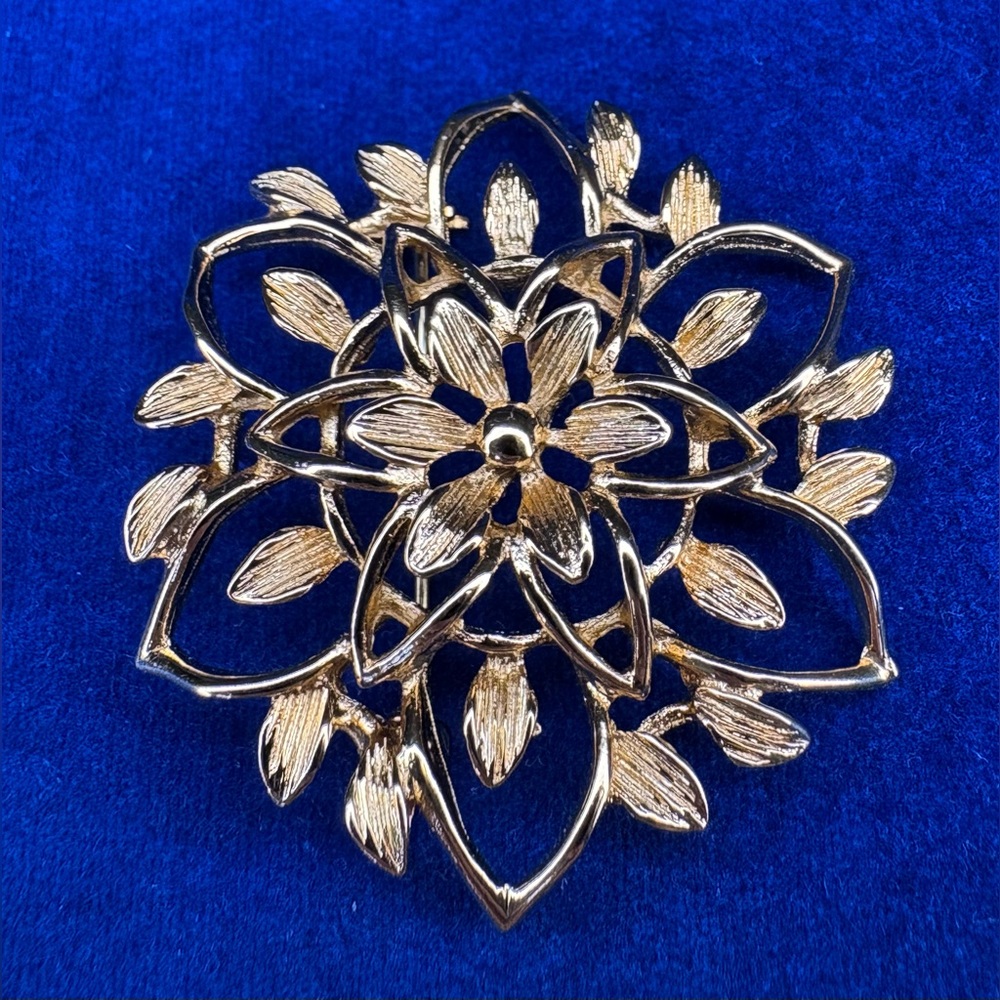 Beautiful Sarah Coventry Vintage 1962 design Peta-Lure gold toned brooch